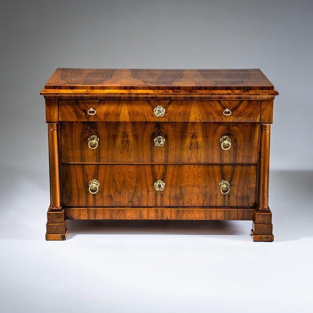 Biedermeier Chest of Drawers in Walnut, Austria, 1820 For Sale - Image 9 of 9