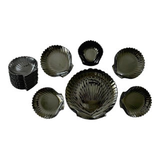 1960s Arcoroc France "Coquillage" Black Glass Shell Serving Set – 16 Pieces With Chip & Dip Platter For Sale