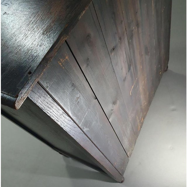 Particularly cool English chest of drawers / chest of drawers. Dated (Charles 2 era). Made of solid oak with beautiful...