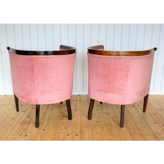 Brown Antique Art Nouveau Edwardian Barrel Back Tub Armchairs in Mahogany and Pink Upholstery, 1910, Set of 2 For Sale - Image 8 of 18