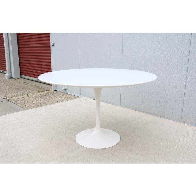 Mid-Century Modern Eero Saarinen for Knoll 47" Round White Tulip Dining Table For Sale In New York - Image 6 of 18