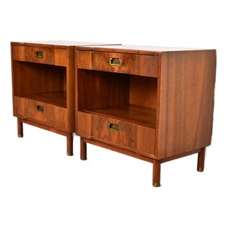 1960s John Widdicomb Mid-Century Modern Hollywood Regency Sculpted Walnut Nightstands, Pair For Sale