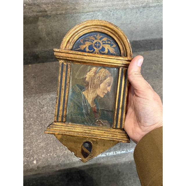 Small tempest or sacred art artefact in gilded wood and painted in the centre with a print depicting the Madonna