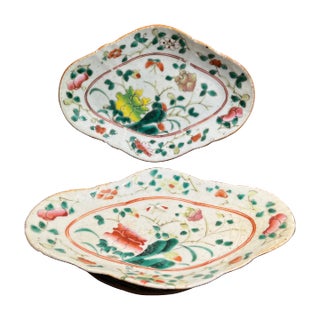 Set of 2 Chinese Famille Rose Lobed Pedestal Plates, Late 19th Century For Sale