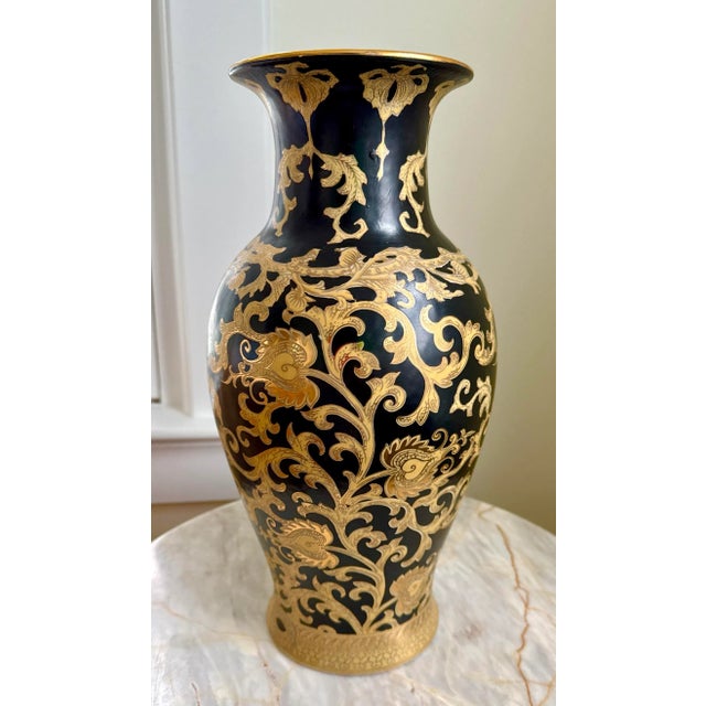 1970s 1970s Black and Gold Chinese Porcelain Export Vase For Sale - Image 5 of 7