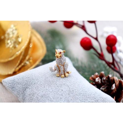 Gold brooch in the shape of a leopard with brilliant-cut diamonds (22) and rubies in the eyes. Metal: Gold. Origin:...