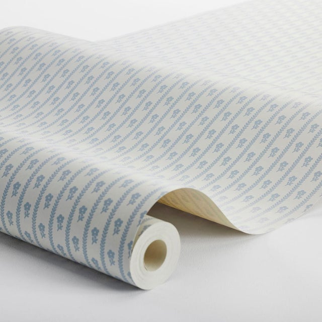 A delicate floral stripe inspired by vintage French textiles, Boråstapeter hand-drawn Lilla Lyckan is a versatile small-...