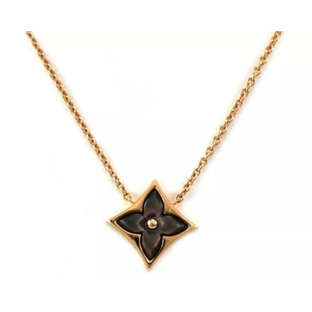 This is an elegant authentic pendant and chain by Louis Vuitton from the Blossom collection. Crafted from 18k pink gold...