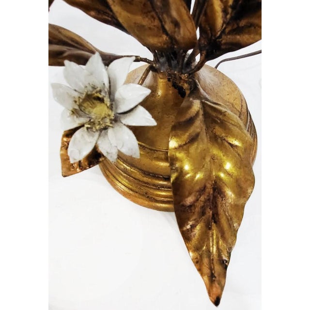 1960s Mid-Century Italian Hollywood Regency Gilt Iron Daisy & Tulip Tole Lamp For Sale - Image 5 of 16