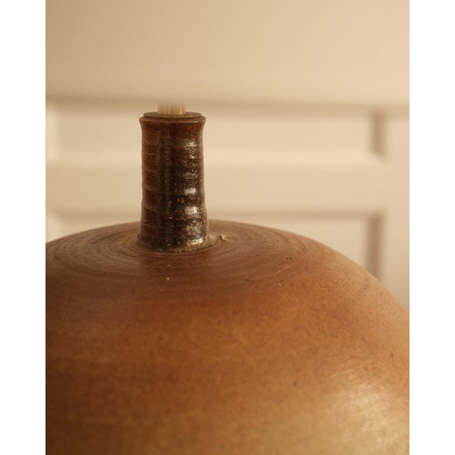 Pierre DIGAN (1941-2016) – "La Borne" Flattened spherical lamp in glazed stoneware Signed. New lampshade This piece has an...