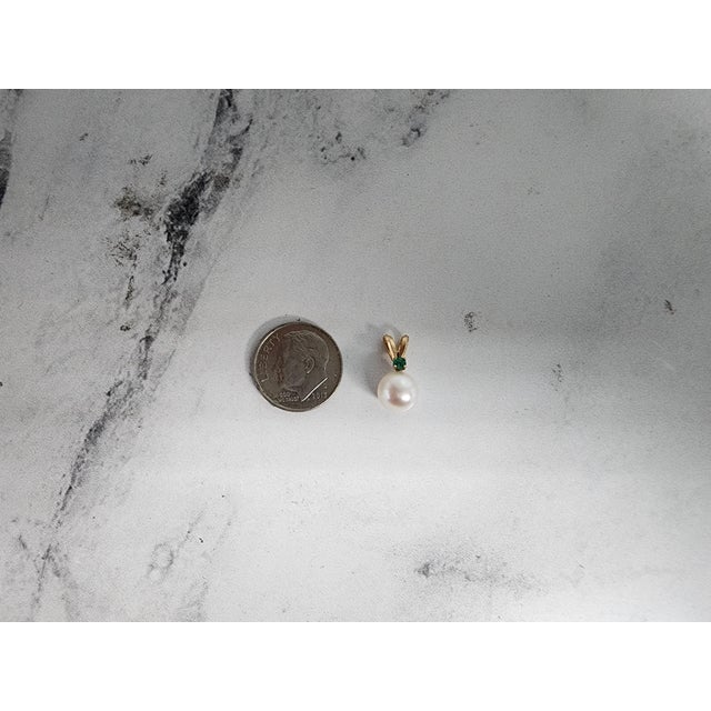 Contemporary Solitaire Pearl Necklace with Emerald Accent 14k Yellow Gold 16" For Sale - Image 3 of 3