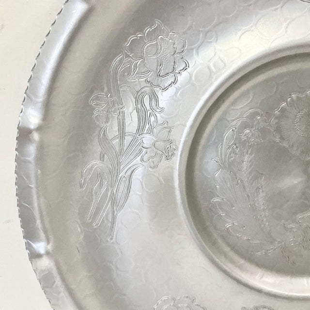 1950s Vintage Boho Chic Arts & Crafts Hand Wrought Etched Aluminum Round Serving Tray. For Sale - Image 6 of 11