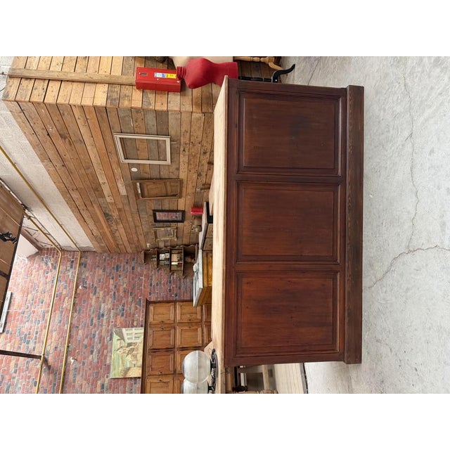 This fir wood bar counter has been fully restored. It features, at the rear, two lockable doors opening onto interior...