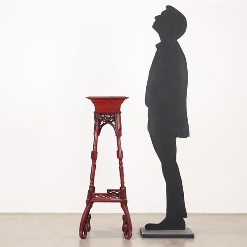 Trestle carved in the Art Nouveau style, four inclined uprights connected by a shelf in the base close with a vase-holder...