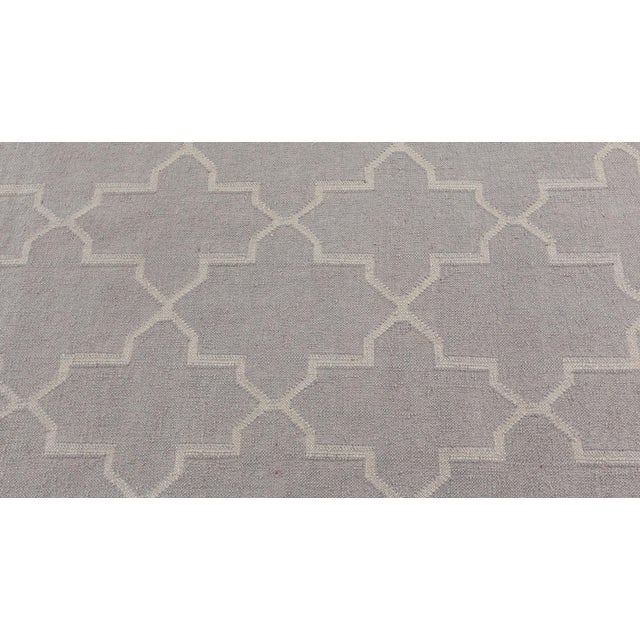 Light Gray Doris Leslie Blau Dhurrie Vintage Light Gray - Handmade Carpet For Sale - Image 8 of 8