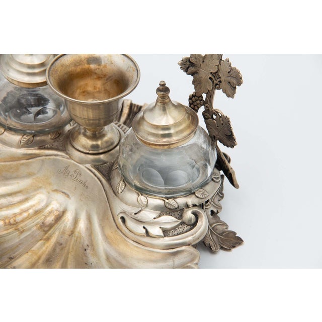 Silver Inkwell Embossed with Curls and Vine Leaves, in Good conditions.