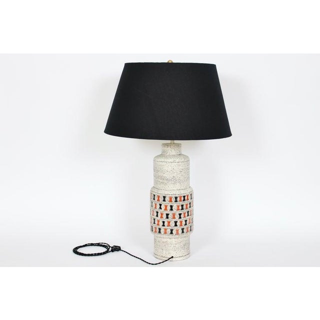 1950s 1950s Tall Aldo Londi for Bitossi Off White Pottery Table Lamp With Orange & Black For Sale - Image 5 of 13