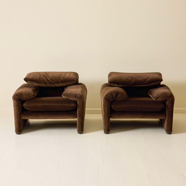 A pair of Maralunga lounge chairs designed by Vico Magistretti for Cassina, Italy, 1973. Newly re-upholstered in a rich...