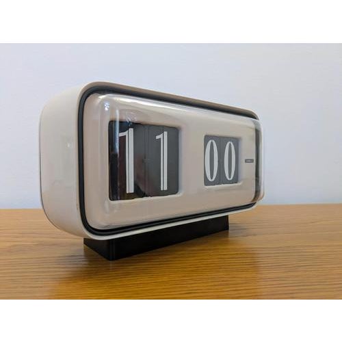 Industrial First Version Cream-colored Cifra 5 Flip Clock from Solari & C. Udine Italy, 1960s For Sale - Image 3 of 18
