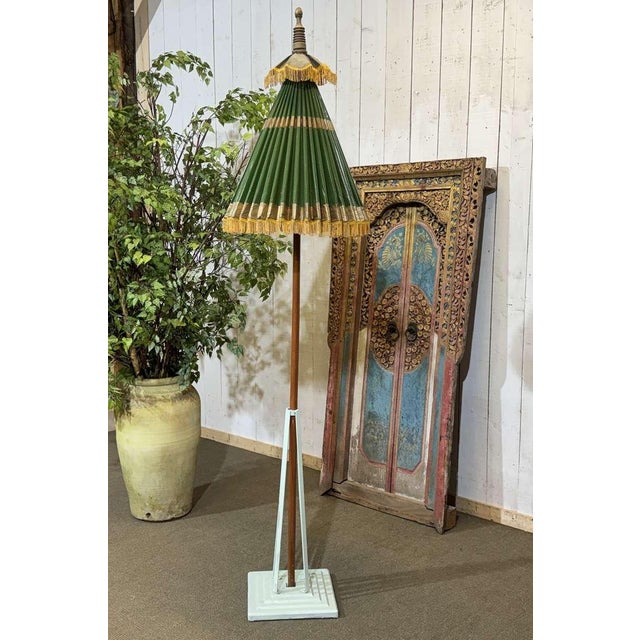 Indonesian parasol from the 1950s made of wallpaper, wood and wool - H=2.10m, Diam open=1.12m.