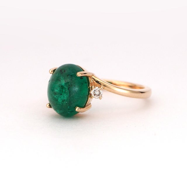 Metal 14k Yellow Gold Ring With 3.33ct Cabochon Emerald and Diamonds For Sale - Image 7 of 8
