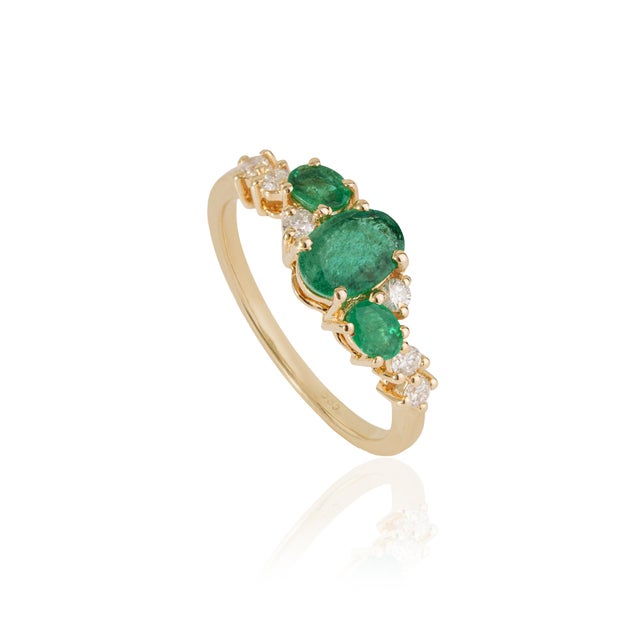 VR Jewels 14k Gold 1.09ct Natural Oval Emerald & Diamond Cluster Ring Size 8 For Sale - Image 4 of 18