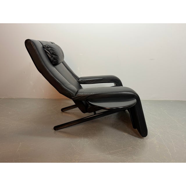 Mid-Century Italian Kilkis Lounge Chair with Ottoman and Integrated Small Side Table in Black Leather by Ammaniti & Vitello for Brunati, Italy, 1960s For Sale - Image 17 of 17