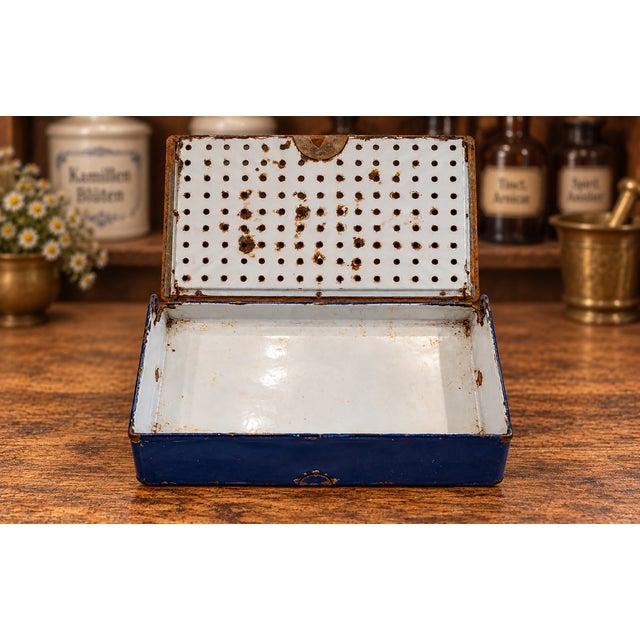 1913 Gebrüder Baumann German Enamel Pharmacy & Laboratory Vessel For Sale - Image 9 of 12