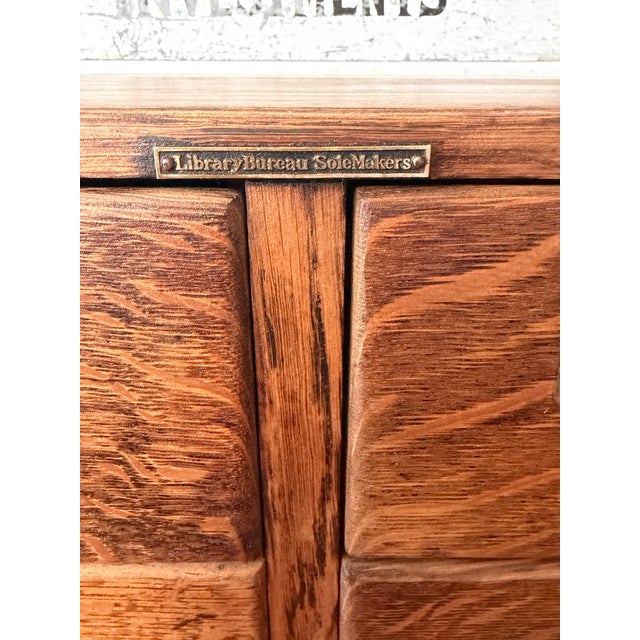 American Antique Library Bureau Quarter-Sawn Oak 4-Drawer Card Catalog File Cabinet – Original Brass Hardware For Sale - Image 3 of 17