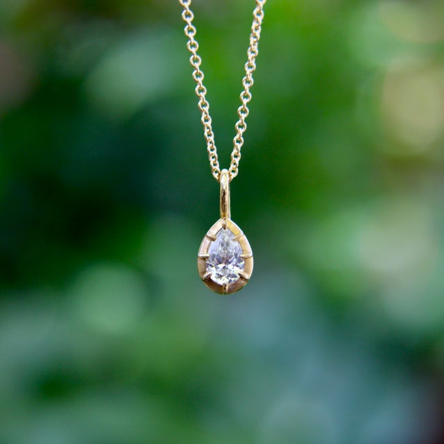 1990s 18k Gold Pear-Shaped Diamond in Collett Setting on a 16” Chain For Sale - Image 11 of 12