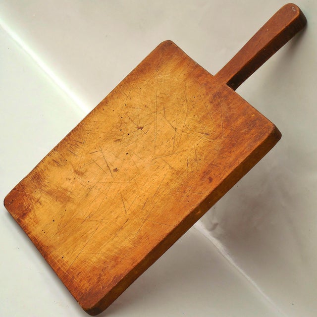Antique French Country Beechwood Bread Board With Long Handle - Kitchen Cutting Board For Sale - Image 10 of 13