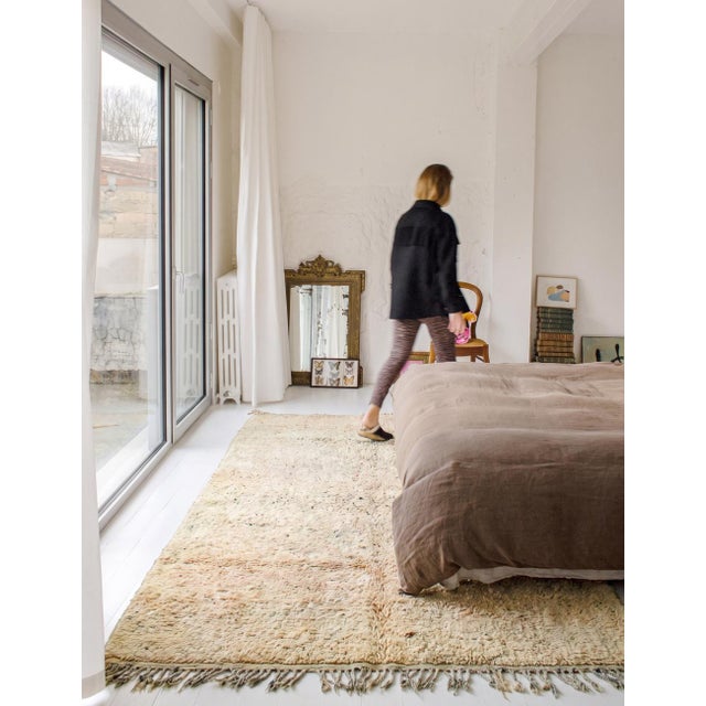 Vintage Beni M’Guild Rug – Handmade Moroccan Wool Rug This beautiful vintage Beni M’Guild rug features a soft, faded...