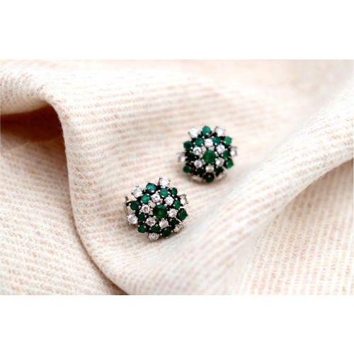 White gold earrings in the shape of a shower with brilliant-cut diamonds (24) and calibrated emeralds. Metal: Gold....