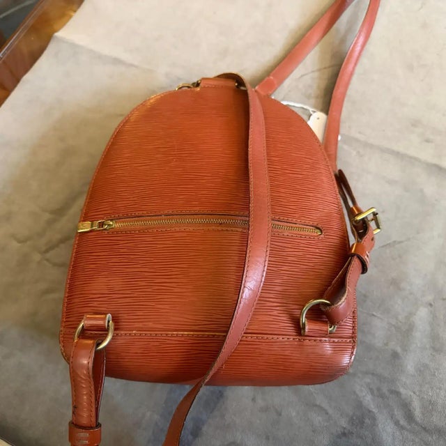 Animal Skin 1990s Louis Vuitton Brown Epi Leather Mabillon Small Backpack 2 For Sale - Image 7 of 14