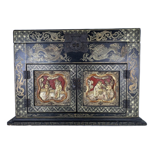 Early 20th Century Hand Painted Chinese Export Large Jewelry Box For Sale