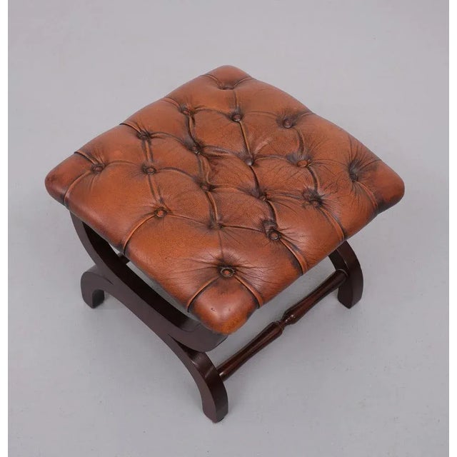 Very nice English country house. Ottoman or Pouf. Padded Leather top In a Red Brown color. On a Mahogany base. In a good...