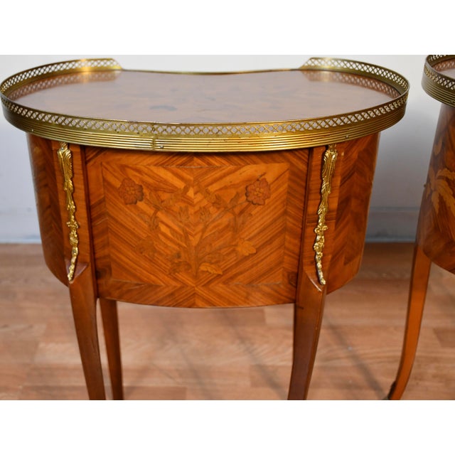 1930s French Style Satinwood Inlaid Pair of Nightstands / Bedside Tables, 2 Pieces For Sale - Image 12 of 17