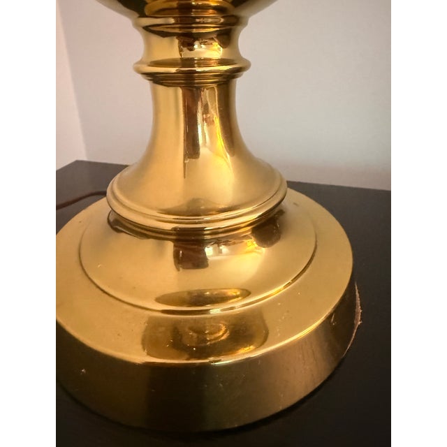 Metal 1960s Mid-Century Modern Hollywood Regency Stiffel Style Solid Brass Table Lamp 30" With Harp & Finial For Sale - Image 7 of 12