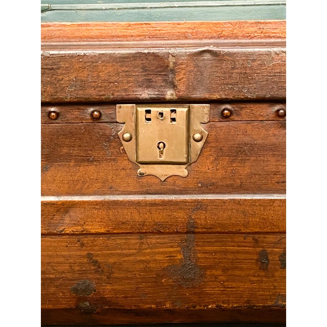 English Toleware Tin Trunk With Faux Wood Finish and Brass Accents For Sale - Image 9 of 15