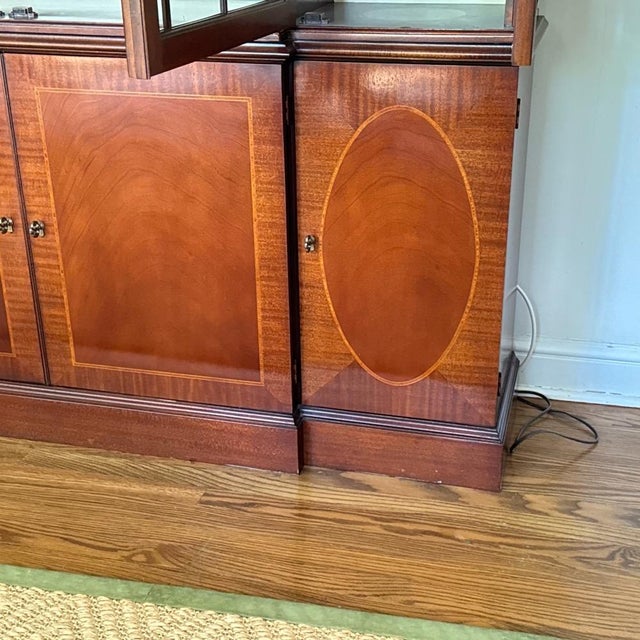 Baker Furniture Company Vintage Baker Georgian Style Lighted Mahogany Breakfront China Cabinet For Sale - Image 4 of 11