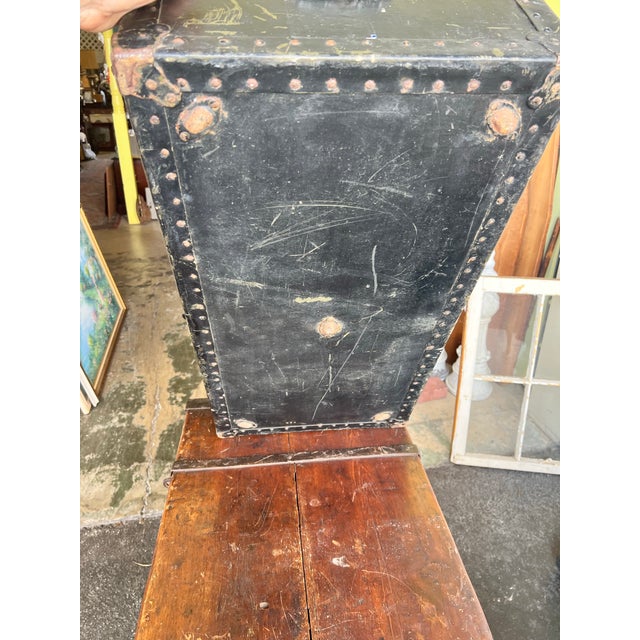 Mid-Century Modern Industrial Us Military Footlocker Trunk With Original Insert Tray For Sale - Image 9 of 12