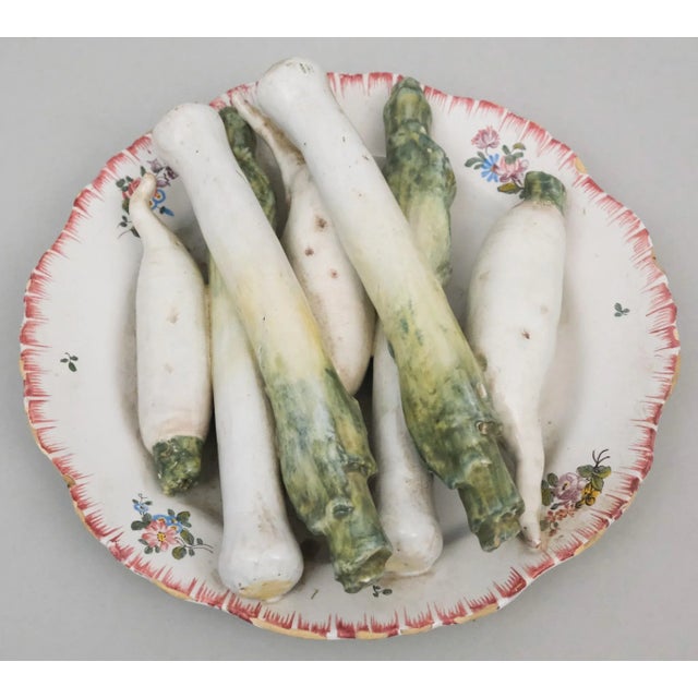 French Provincial Antique 18th Century French Tin Glaze Faience Delft Tromp l'Oeil Plate With Vegetable Sculpture of Leeks For Sale - Image 3 of 11