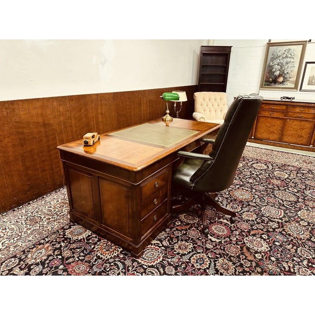 Italian Desk in Leather , in Very Good conditions. Designed 1950 to 1959