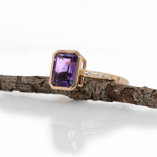 2.1ct Zambian Amethyst Ring With Natural Diamonds Accents: Solid 14k Gold, 9x7mm For Sale In Columbus - Image 6 of 8
