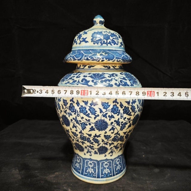Chinoiserie Pair of Chinese Blue and White Interlocking Lotus General’s Ginger Jars, Chinoiserie Lidded Urns For Sale - Image 3 of 10
