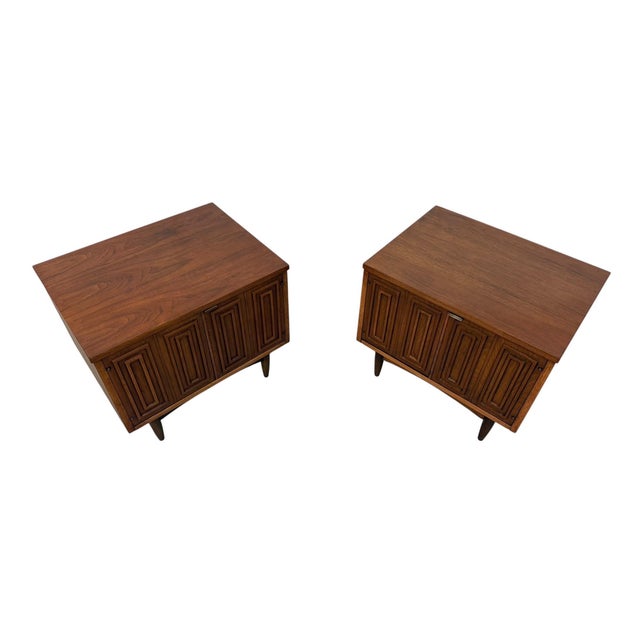 Broyhill Mid-Century Modern Broyhill Sculptra Walnut Nightstands - Set of 2 - Refinished! For Sale - Image 4 of 9