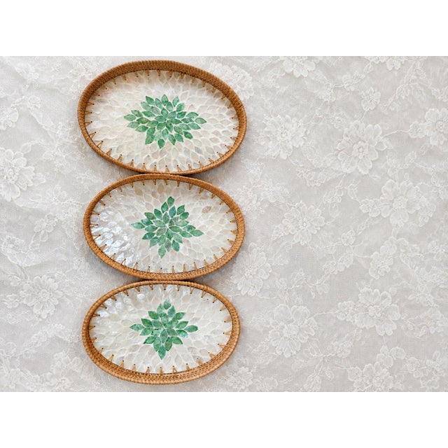 Traditional Set of 3 Oval Handmade Rattan Mother of Pearl Inlaid Trays With Green Floral Pattern For Sale - Image 3 of 6