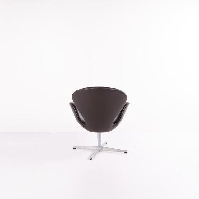 Swan Chair in Dark Brown Leather by Arne Jacobsen and Fritz Hansen, 2007 For Sale - Image 3 of 14