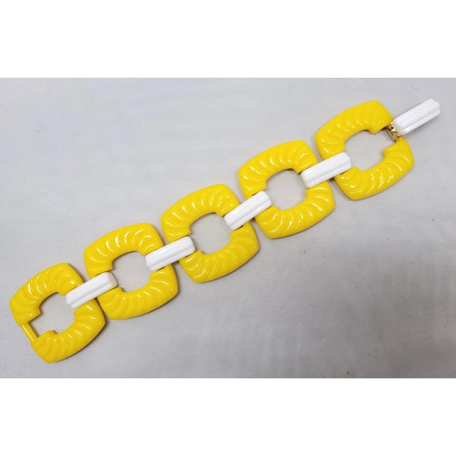 Napier Vintage 1971 Signed Napier Yellow & White Lucite Link Bracelet For Sale - Image 4 of 9