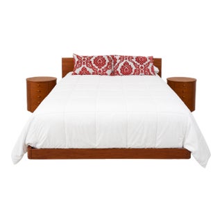 Scandinavian Design Queen Platform Bedroom Set - Vintage Modern For Sale